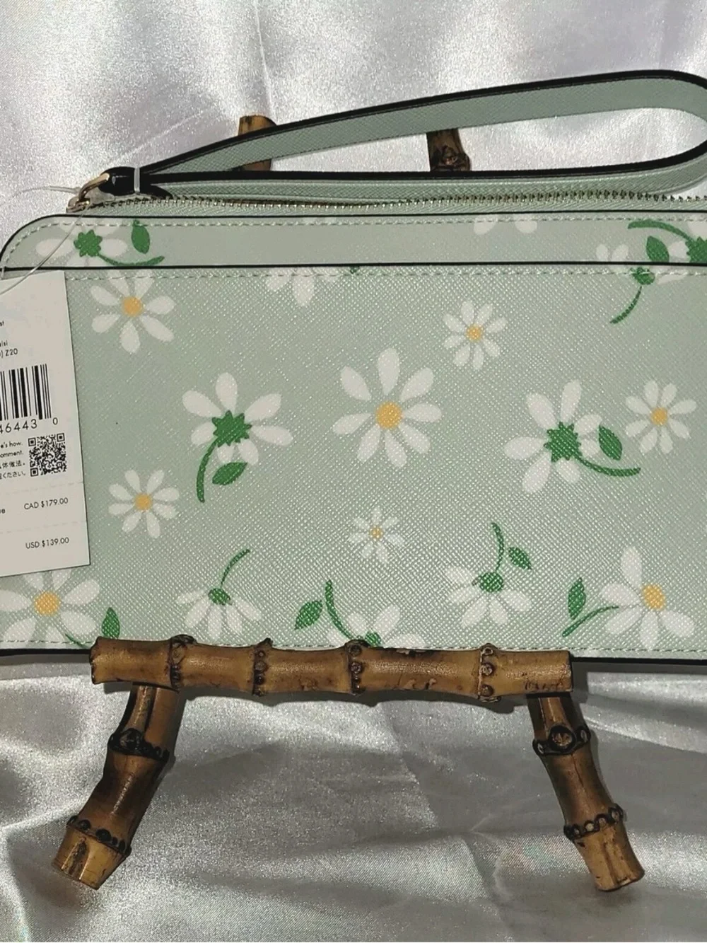 🌼 kate spade New York Mint Green Daisy Wristlet 🌼